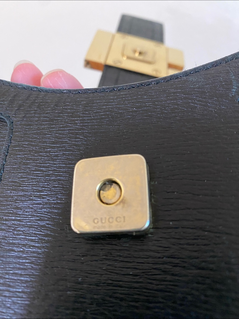 Gucci Black Leather Shoulder Bag with Gold G Buckle - Picture 4 of 15